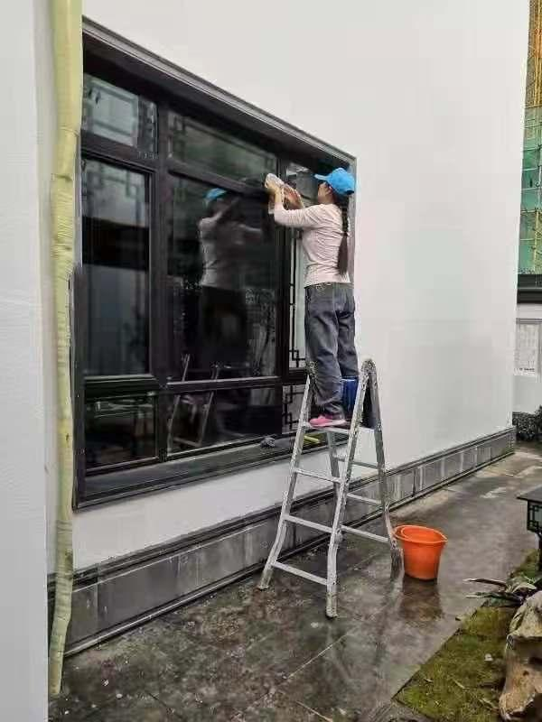 開(kāi)荒保潔擦玻璃